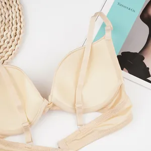 Dettaglio ravvicinato di coppe di reggiseno nude lisce con spalline regolabili e cuciture