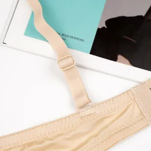 Dettaglio delle spalline regolabili del reggiseno nudo con cuciture a zigzag rinforzate