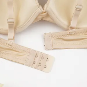 Dettaglio del reggiseno beige champagne con spalline regolabili e chiusura a due ganci