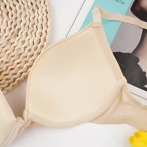 Dettaglio ravvicinato del tessuto interno e del cinturino regolabile del reggiseno nudo