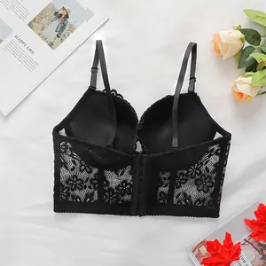 Dettaglio del reggiseno lungo in pizzo nero con spalline regolabili e chiusura a gancetti