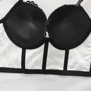 Dettaglio bustier leopardato con pizzo nero e stecche di supporto strutturate