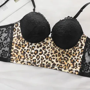 Dettaglio reggiseno in pizzo leopardato con spalline regolabili e fascia larga