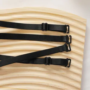 Dettaglio delle spalline regolabili per lingerie nera con cursori e ganci di qualità