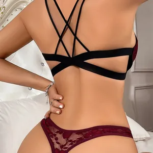 Vista trasera de un conjunto de lencería de encaje con correas negras cruzadas y rojo vino