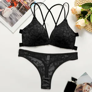 Conjunto de lencería de encaje floral negro con sujetador triangular y tanga a juego