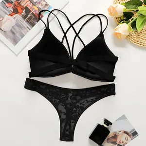Conjunto de lencería sexy de encaje negro con sujetador cruzado y tanga floral