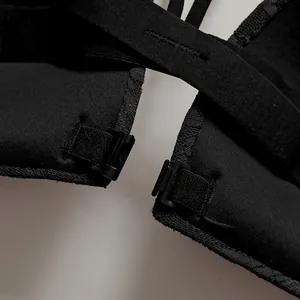 Detalle macro del sistema de cierre trasero y correas elásticas de encaje negro