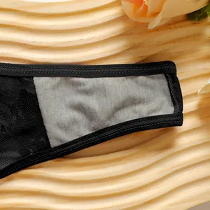Primer plano de ropa interior de encaje negro con forro de algodón gris suave