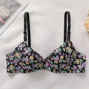 Détail à plat d'un soutien-gorge floral avec bords festonnés et bretelles