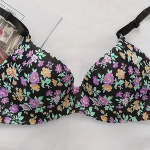 Gros plan d'un soutien-gorge push-up à fleurs avec bords festonnés et bretelles réglables