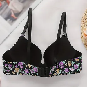 Détail à plat d'un soutien-gorge noir sans couture avec motifs floraux colorés