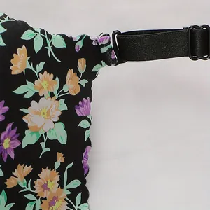 Détail de la bretelle noire réglable et lingerie à fleurs avec bords festonnés ondulés