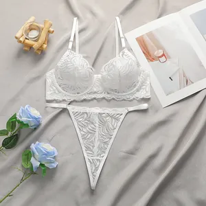Ensemble de lingerie en dentelle blanche avec soutien-gorge à armatures et string assorti