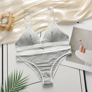 Franse stijl grijze draadloze bralette en slip set met witte elastische randen op zijde