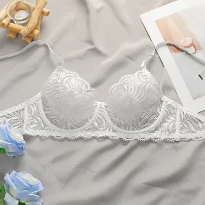 Vue détaillée à plat d'un soutien-gorge en dentelle florale blanche avec bords festonnés