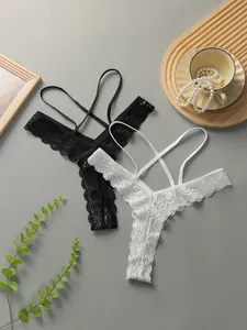 Détail de culottes en dentelle florale noire et blanche avec bretelles de taille croisées