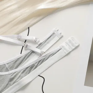 Detail van verstelbare bandjes en tweekoloms haaksluiting op een grijze katoenen bralette