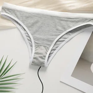 Detail van het grijze katoenen verwarmde ondergoed met witte elastische band en USB-kabel