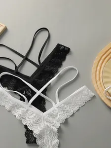 Gros plan de culottes en dentelle noire et blanche avec lanières croisées et broderies