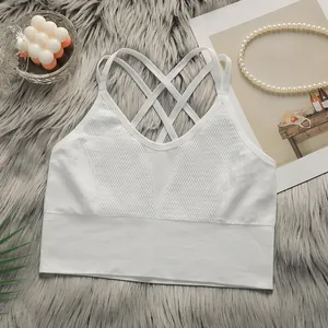 Soutien-gorge de sport blanc à texture résille et bretelles croisées au dos
