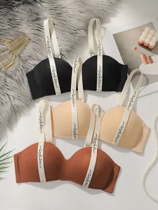 Vue détaillée de soutiens-gorge sans couture en noir, peau et mocha avec bretelles fleuries