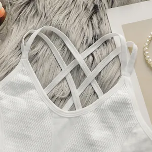 Détail d'un soutien-gorge de yoga blanc avec tissu texturé et design à bretelles croisées