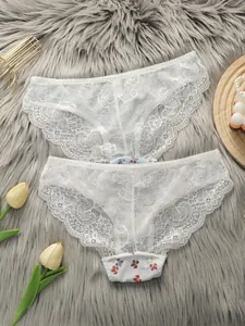 Dettaglio di intimo in pizzo bianco con fodera a motivi di fiocchi su pelliccia