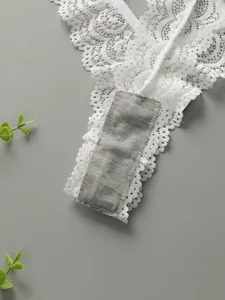 Détail macro de culotte en dentelle blanche avec doublure en coton gris pour confort
