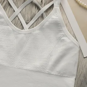 Détail de la brassière blanche avec tissu texturé en losanges et bretelles croisées au dos