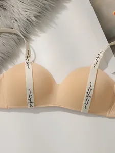 Gros plan d'un soutien-gorge beige sans couture avec bretelles à motifs décoratifs