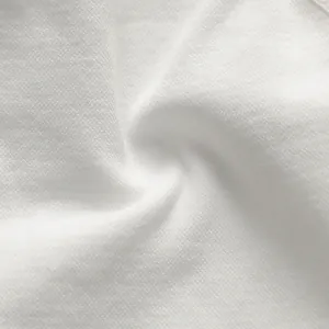 Gros plan sur la texture du tissu blanc respirant du soutien-gorge de yoga doux