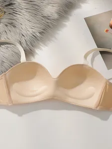 Détail d'un soutien-gorge nude sans couture avec bonnets rembourrés pour effet push-up