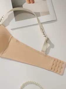 Vue détaillée du soutien-gorge beige sans couture avec agrafes à 4 rangs et bretelles