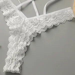Culotte élégante en dentelle blanche avec motifs floraux délicats et taille à brides croisées