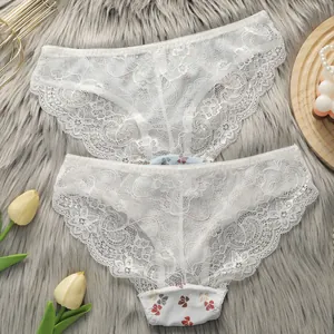Elegante set di due mutandine in pizzo bianco da donna con raffinati dettagli a fiocco
