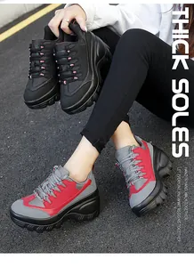 Detailweergave van wedge sneakers met dikke zool in meerkleurig en zwart mesh