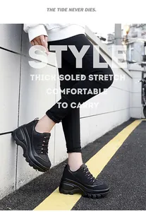 Zwarte platform sneakers met dikke zool en roze accenten gedragen in een casual streetstyle