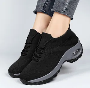 Nahaufnahme der schwarzen atmungsaktiven Mesh-Schuhe mit sichtbarer Luftpolstersohlendämpfung