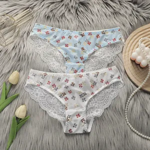 Mutandine in pizzo floreale in azzurro e bianco su un morbido sfondo di peluche