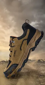 Nahaufnahme von Wanderhalbschuhen mit robuster Gummisohle und khakifarbenem Obermaterial