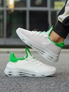Detail van witte mesh sneakers met ademende gaten en transparante volledige luchtkussen zool