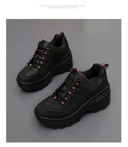 Detail van zwarte mesh wedge sneakers met roze lussen en een dikke rubberen zool