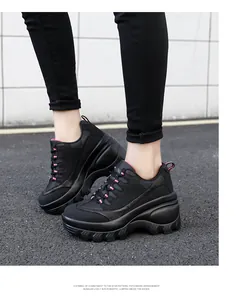 Detail van platform sneakers met zwart mesh bovenwerk en roze accenten op rubberen zool
