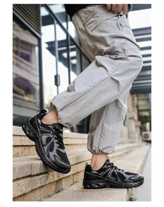 Detailansicht des Obermaterials aus Mesh und Kunstleder bei Herren-Sportschuhen