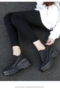 Detail van dames sneakers met dikke zool van zwart ademend mesh en roze kleuraccenten