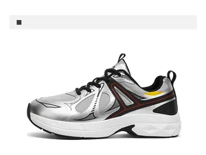 Details von silbernen Metallic-Mesh-Sneakern mit Retro-Linien und klobiger weißer Sohle