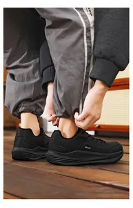 Primer plano de zapatillas negras transpirables de horma ancha con suela gruesa antideslizante