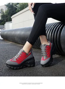 Detail van rode en grijze platform sneakers met ademend mesh en patchwork