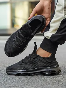 Detail van ademend fly-knit mesh bovenwerk en transparante zool met luchtkussen voor heren